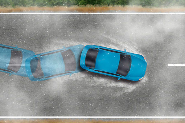 carro em aquaplanagem