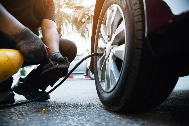 Quais são os riscos de calibrar os pneus incorretamente?