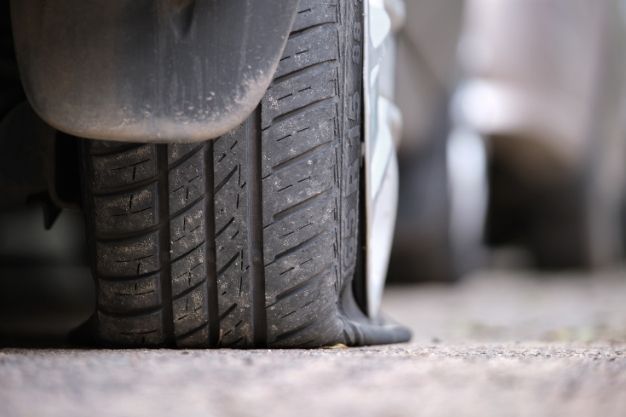 4 Coisas que acontecem quando você dirige com um pneu furado