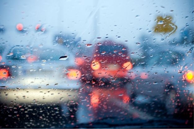 vista de dentro de carro na chuva