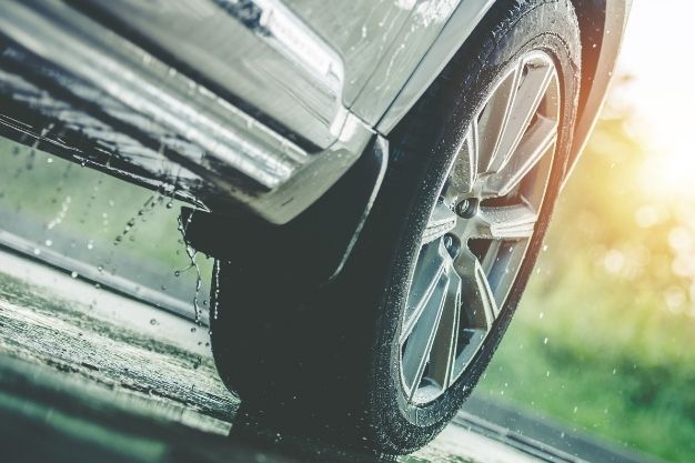 pneu com boa aderência na chuva