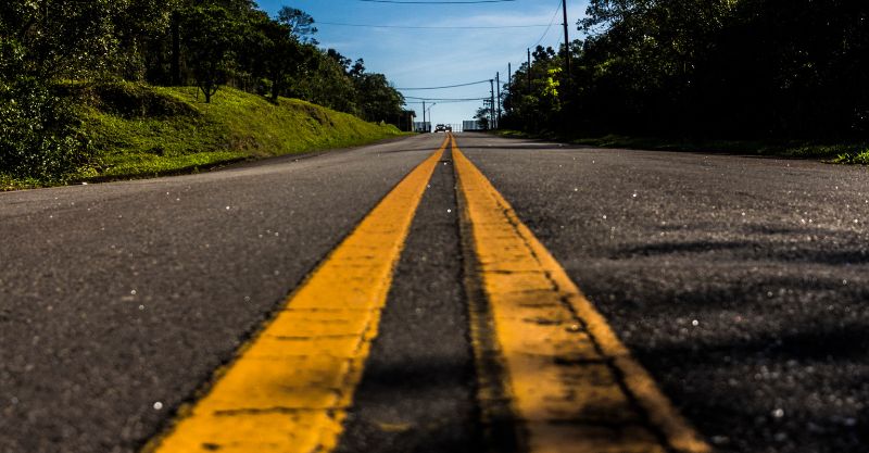 Dois Peões Que Atravessam a Estrada Com Uma Nova Marca Branca Amarelada De  Um Peão Que Atravessa a Via Pública Conceito De Seguran Imagem de Stock -  Imagem de amarelo, estrada: 231889151