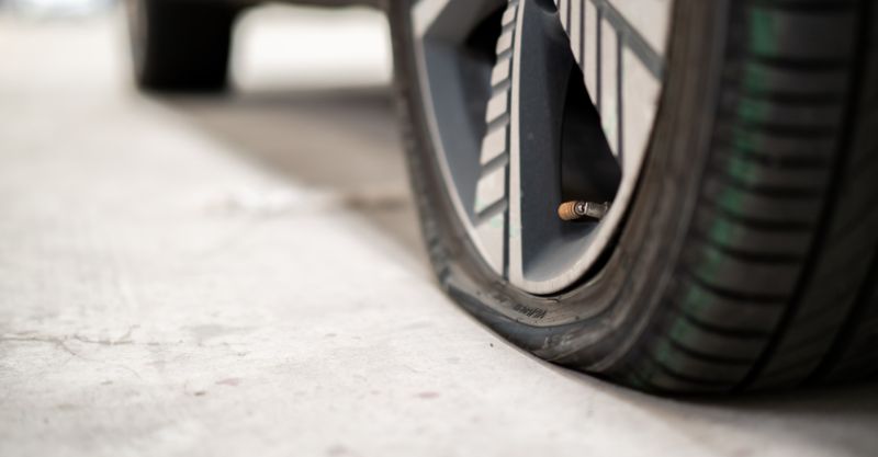 Rodar com pneu furado: posso fazer isso em uma emergência?