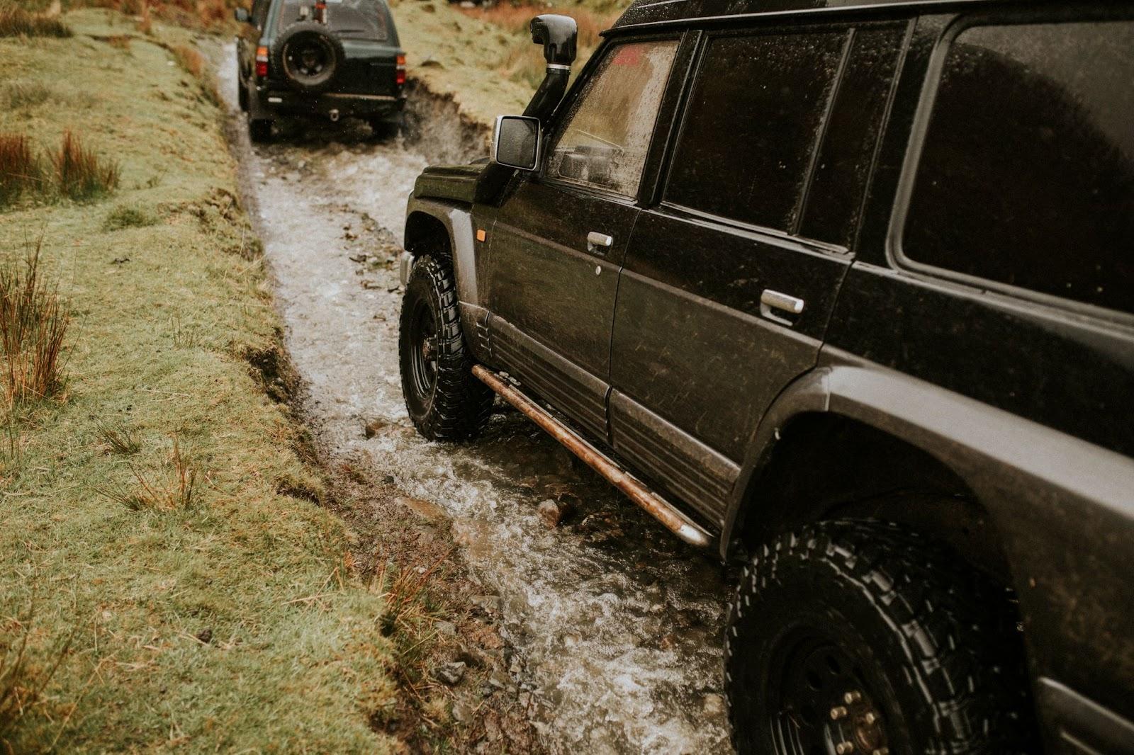 SUV percorrendo terreno difícil com estabilidade e segurança