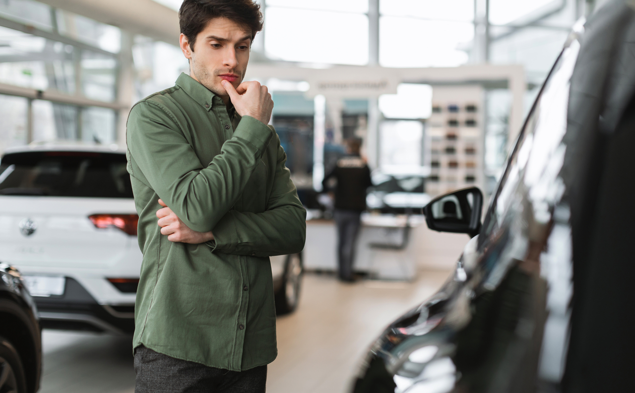 Comprei um carro seminovo, devo trocar os pneus?