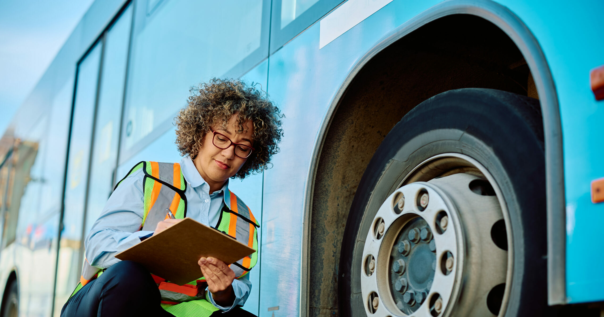 Por que pneus de ônibus exigem monitoramento constante?